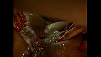 Красотуля принимает душ в кремовых чулочках и приносит парню